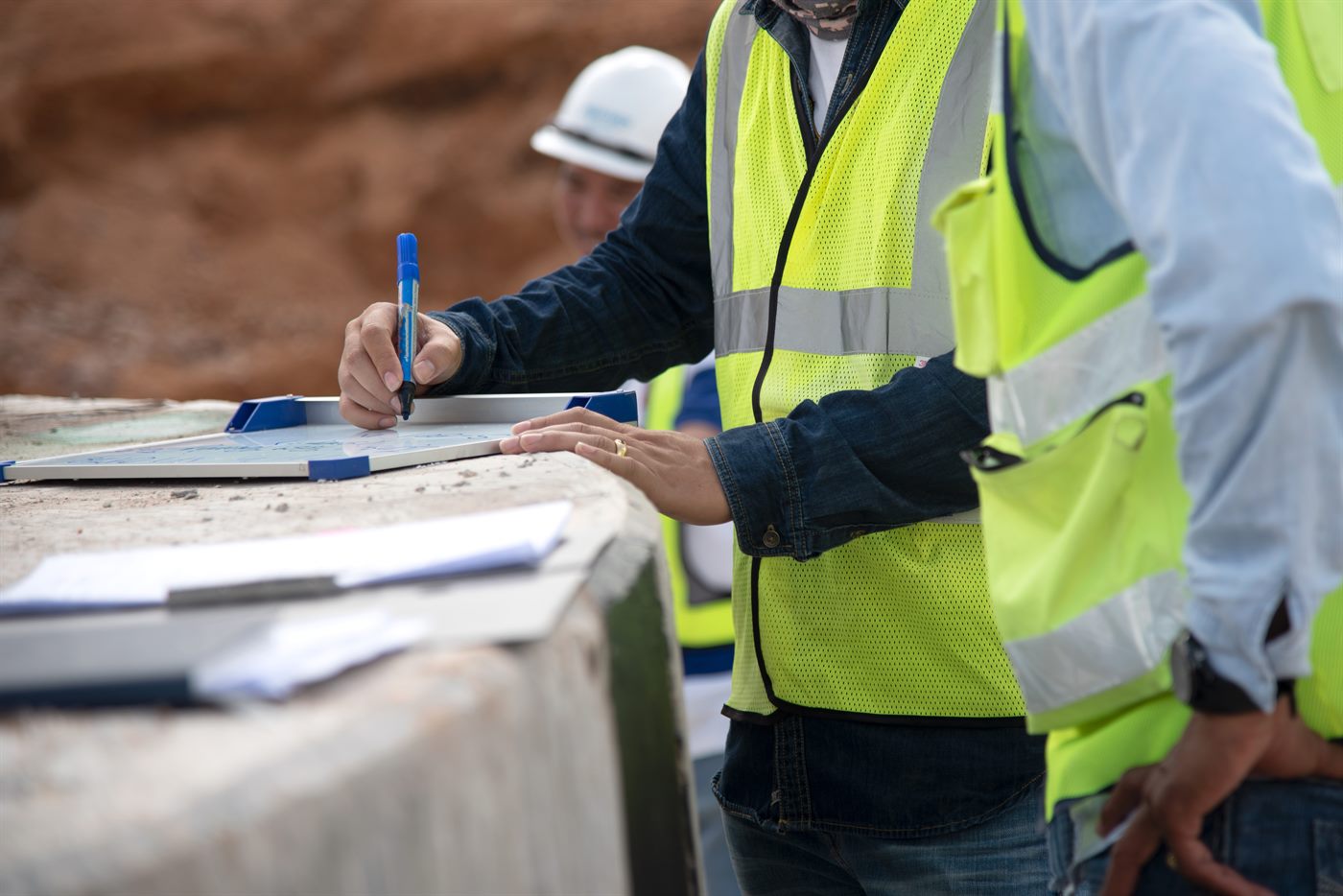 Engenheiros analisando projeto de acesso rodoviário